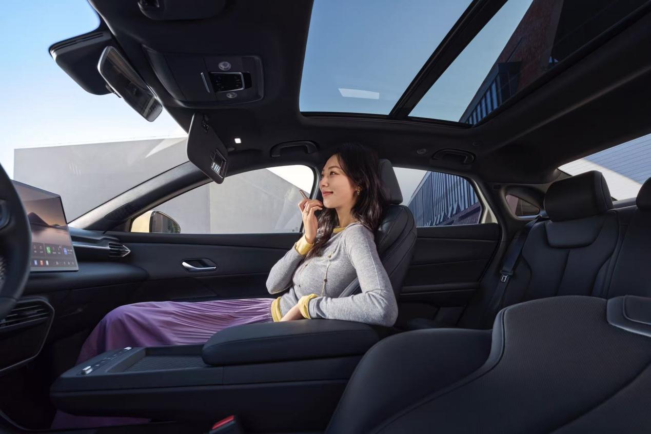 领汇e7上市售价9.58万起，搭载第二代刀片电池及闪充技术