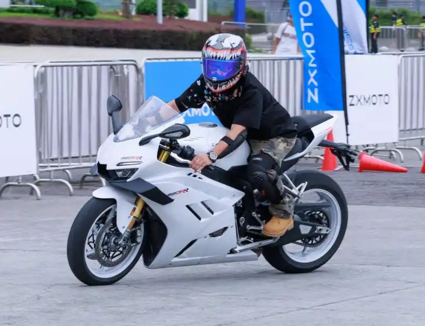 张雪对粉丝直言不要把品牌搞成“邪教”，企业价值观值得肯定